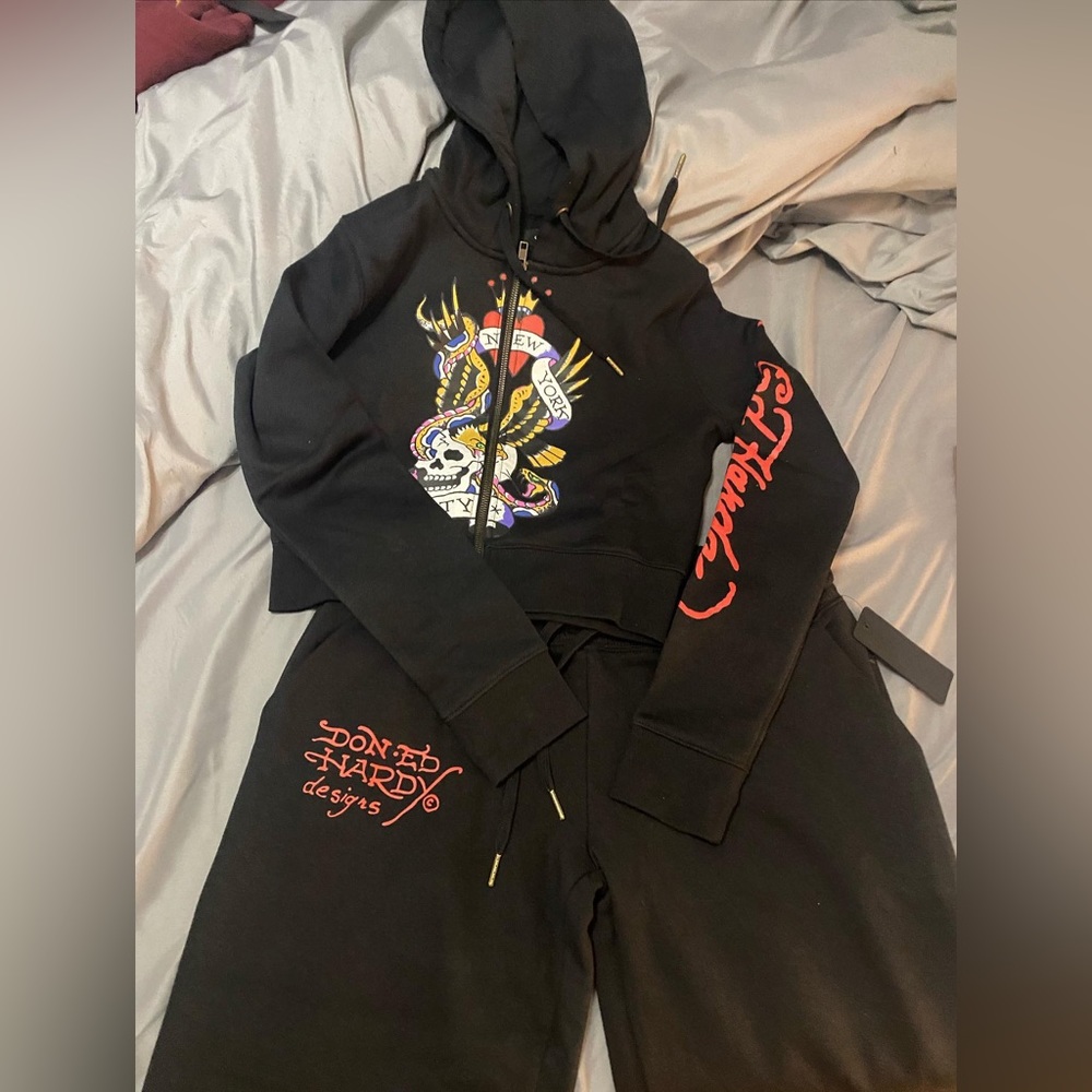 Ed Hardy Sweatsuit MediumTop fits like a small , LargeBottom fits like a medium